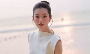 Vẻ cuốn hút ngoài đời thật của cô gái được khen diễn đỉnh nhất trong phim 'gây sốt' cõi mạng ‘Đi giữa trời rực rỡ’