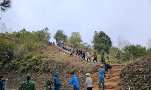 Chiến sỹ Biên phòng và nhân dân làm đường lên mốc biên giới Ảnh: Duy Chiến 