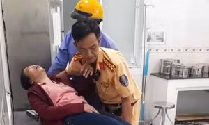 Cảnh sát giao thông Bạc Liêu kịp thời đưa người phụ nữ bị tai biến đi cấp cứu 