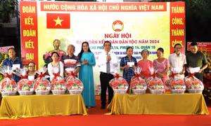 Bà con đồng lòng làm cho các khu phố ngày càng xanh, sạch, đẹp hơn
