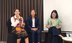 Chị Hồ Thị Nhớ (bìa trái), người dân tộc Vân Kiều ở Quảng Trị, ngày 17/10 chia sẻ về kết quả thực hiện dự án trong nhóm của mình (Chị K’Luyen, người dân tộc K’Ho ở Lâm Đồng, ngồi bên cạnh). Ảnh: Nguyệt Hà.