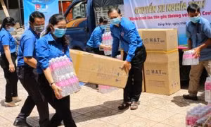 'Chuyến xe nghĩa tình' đến tâm dịch tiếp sức người dân