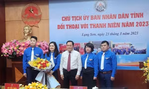 Lãnh đạo tỉnh Lạng Sơn tặng hoa chúc mừng Tỉnh Đoàn Lạng Sơn .Ảnh: Duy Chiến 