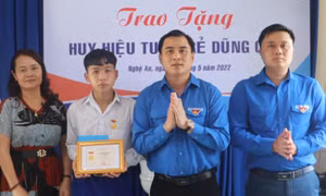 Trao tặng Huy hiệu Tuổi trẻ dũng cảm cho nam sinh lớp 9 dũng cảm cứu em nhỏ đuối nước 