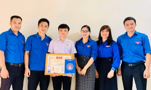 Trao Huy hiệu Tuổi trẻ dũng cảm cho nam sinh cứu người đuối nước