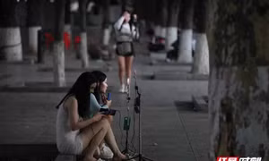 Những cô gái livestream xuyên đêm trên đường phố Trung Quốc