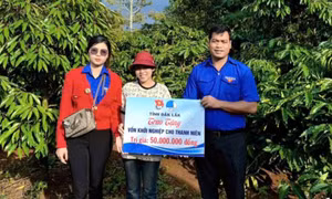 Trao vốn vay khởi nghiệp cho thanh niên Đắk Lắk