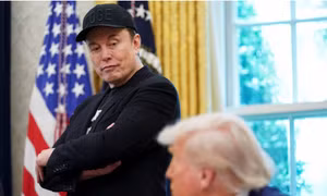 Tỷ phú Elon Musk đứng cạnh Tổng thống Mỹ Donald Trump trong cuộc gặp báo chí tại Phòng Bầu dục ngày 30/5. (Ảnh: Reuters)