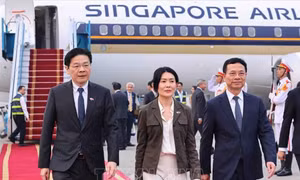 Bộ trưởng KH&CN Nguyễn Mạnh Hùng đón Thủ tướng Singapore Lawrence Wong và Phu nhân tại sân bay Nội Bài. (Ảnh: TTXVN)