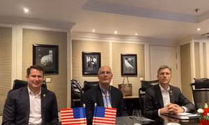 (Từ trái qua) Các nghị sĩ Mỹ Seth Moulton, John Moolenaar và Greg Stanton trong cuộc gặp nhóm phóng viên Việt Nam chiều tối 27/5. Ảnh: Thu loan