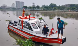 Người nhái 'lặn' hàng giờ tìm cô gái nhảy cầu tự tử
