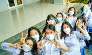 Hơn 1.700 học sinh TPHCM sôi nổi tọa đàm 'Thanh xuân của bạn đáng giá bao nhiêu'
