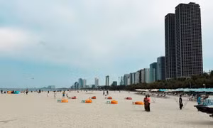 Đây chính là bãi biển chiếm vị trí "top đầu server" thu hút du khách tới Đà Nẵng