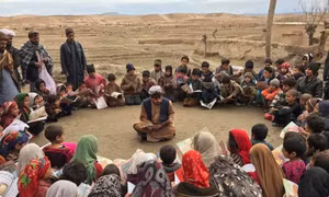 Thầy giáo Wesa dạy học cho trẻ em vùng nông thôn Afghanistan.