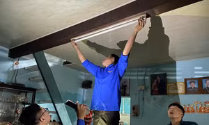 "Thợ điện áo xanh” thực hiện mô hình "Điện sáng cho người nghèo" trên địa bàn phường Tam Thuận, quận Thanh Khê, Đà Nẵng Ảnh: NVCC 