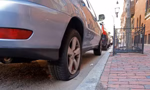 Hàng chục SUV bị xì lốp bởi chiến dịch bảo vệ môi trường