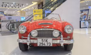 Bộ ba xe cổ hạng sang trưng bày tại Hà Nội