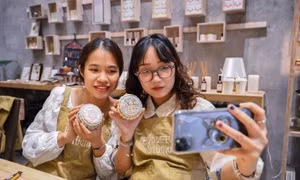 Giới trẻ Hà Nội say mê tự tay vẽ hộp bánh trung thu bằng gốm 