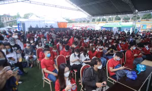 Hàng nghìn sinh viên đội mưa đến Sóng Festival