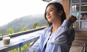 Giới trẻ kéo nhau lên đèo Hải Vân thư giãn, 'săn mây' dịp cuối tuần