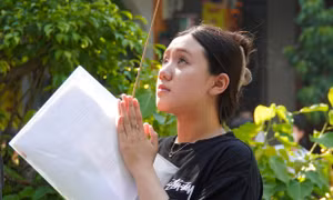 Sáng mai thi, chiều nay sĩ tử Đà Nẵng nườm nượp lên chùa 