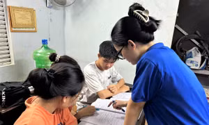 'Thầy cô áo xanh' chạy nước rút cùng sĩ tử khó khăn