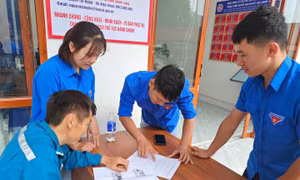 Nhiều người dân tộc thiểu số lần đầu thao tác màn hình cảm ứng không còn bỡ ngỡ 