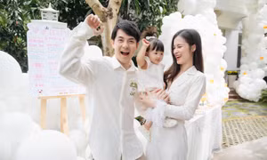 Ngày thôi nôi, con gái Đông Nhi chọn đồ gì khiến netizen thốt lên: Nối nghiệp mẹ chắc rồi!