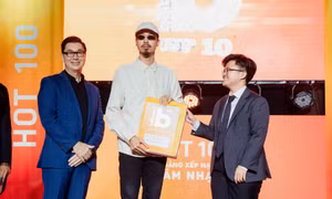 Đen Vâu "mang giải về cho mẹ", cùng lúc ẵm tận 4 giải thưởng Top 10 BXH Billboard Vietnam