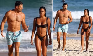 Sao truyền hình Úc cực nóng bỏng với bikini ở biển