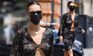 Bella Hadid phanh áo, không nội y táo bạo ra phố