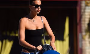 Sau tin hẹn hò Kanye West, Irina Shayk mặc bodysuit, quần tụt trên phố