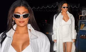 Kylie Jenner lần đầu 'vác' bụng bầu dạo phố với váy ngắn siêu gợi cảm