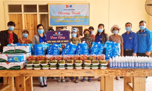 Tặng quà cho thanh niên công nhân gặp khó khăn