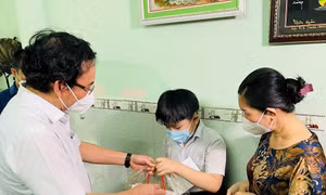 Bí thư Thành ủy TPHCM tặng quà trung thu, động viên trẻ mồ côi vì COVID-19