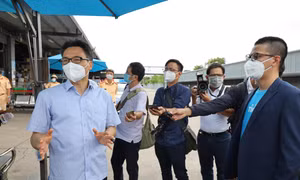 Phó Thủ tướng Vũ Đức Đam kiểm tra công tác phòng chống dịch và phân phối hàng hóa tại công ty TNHH TikiNow Smart Logistics. Ảnh: TTBC