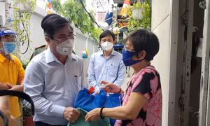 Chủ tịch UBND TPHCM Nguyễn Thành Phong tặng lương thực thực phẩm và hàng hóa thiết yếu cho người nghèo ở huyện Nhà Bè
