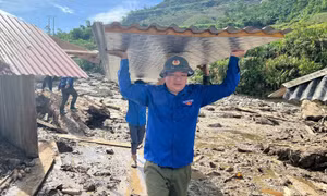 Thanh niên hỗ trợ người dân khắc phục hậu quả lũ quét
