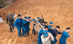 Đào móng nhà, kinh hãi phát hiện quả bom 3 tạ còn nguyên kíp nổ