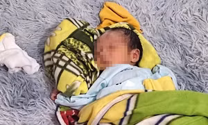 Bé trai bị bỏ rơi trước cổng chùa
