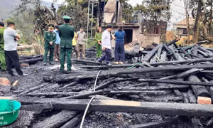 Căn nhà gỗ hàng trăm triệu bốc cháy dữ dội, thiêu rụi toàn bộ tài sản