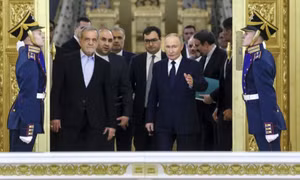 Tổng thống Nga Vladimir Putin và Tổng thống Iran Masoud Pezeshkian đến dự lễ ký kết thỏa thuận song phương tại Điện Kremlin ngày 17/1. (Ảnh: Sputnik)