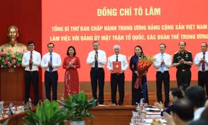 Tổng Bí thư Tô Lâm trao quyết định về chức năng, nhiệm vụ, tổ chức bộ máy Cơ quan Ủy ban T.Ư MTTQ Việt Nam
