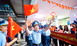 Tuổi trẻ Thủ đô tiễn bộ đội, dân quân lên đường hợp luyện diễu binh Kỷ niệm 50 năm Ngày Giải phóng miền Nam