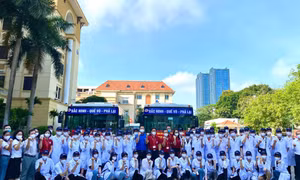 Ấm lòng hình ảnh hàng trăm "chiến sĩ áo trắng" trường Y lên đường hỗ trợ các vùng tâm dịch