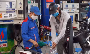 Xăng RON 95 vượt 32.000 đồng/lít, dầu diesel tăng lên mức kỷ lục hơn 29.000 đồng/lít