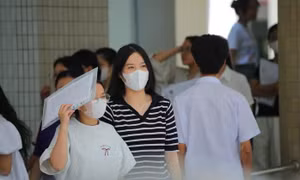 Đề thi tốt nghiệp THPT 2025, môn Toán, tiếng Anh: Quá mới, quá khó để làm gì?!