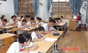 Bản tin 8H: Hàng trăm học sinh phải thi lại vì lộ đề thi học kỳ môn Toán