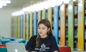 Vì sao nhiều trường đại học không giảm học phí khi sinh viên học online?