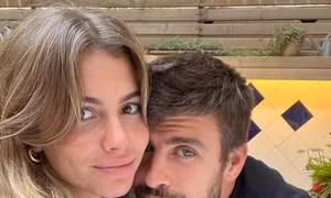 Pique công khai bạn gái sau 7 tháng chia tay Shakira